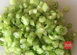 蜂蜜芹菜汁的做法图解2