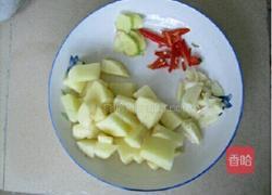 土豆焖鸡肉的做法图解2