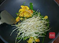 鸡蛋银芽炒河粉的做法图解4