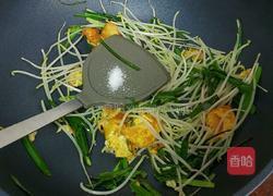 鸡蛋银芽炒河粉的做法图解5