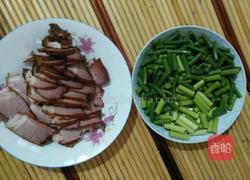 蒜苔炒腊肉的做法图解1