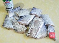 黑胡椒干煎带鱼的做法图解1