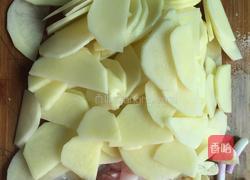 土豆片炒肉的做法图解1