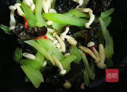 西芹木耳白玉菇的做法图解8
