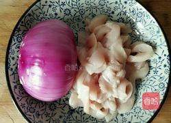 洋葱炒鸡肉的做法图解2