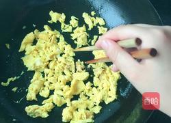 腊肠鸡蛋炒饭的做法图解1
