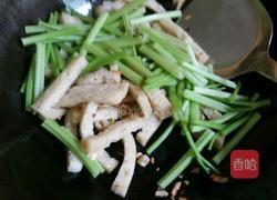 芹菜炒面筋的做法图解7