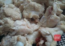 土豆炒鸡腿的做法图解1