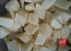土豆炒鸡腿的做法图解2