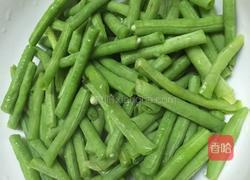 蒜蓉豆角炒茄子的做法图解2