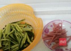 黄瓜炒火腿肠的做法图解1