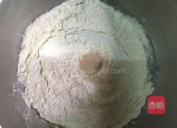 豆沙面包的做法图解2