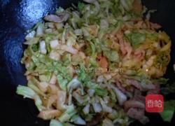 包菜肉丝焖饼的做法图解3