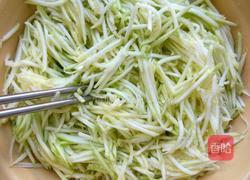 西葫芦鸡蛋烫面蒸饺的做法图解2