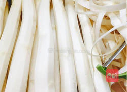 白芦笋炒腊肉的做法图解1