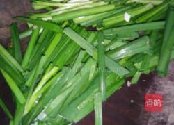韭菜煮菌菇的做法图解3