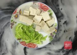 鲫鱼苦瓜豆腐汤的做法图解2