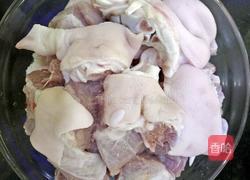 玉米炖猪脚的做法图解1