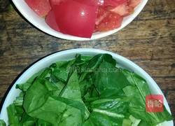 腌肉菠菜西红柿面的做法图解1