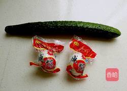 咸蛋黄凉拌黄瓜的做法图解1