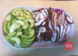 生瓜香菇炒肉的做法图解1