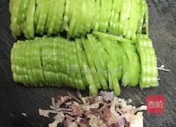 苦瓜鱿鱼炒鸡蛋的做法图解1