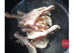 酸萝卜鸭掌汤的做法图解2