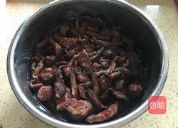肉片炒红蘑的做法图解1