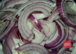 洋葱炒腌肉的做法图解1