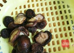香菇焖肉丸的做法图解2