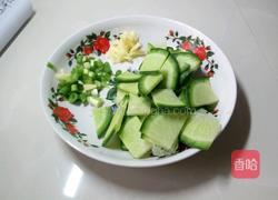 翠 绿 萝卜 汤的做法图解1
