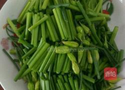 韭菜花炒肉的做法图解1