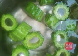 红黄苦瓜圈沾蜜的做法图解2