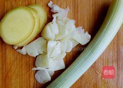 梅花肉炖豆腐米粉的做法图解3