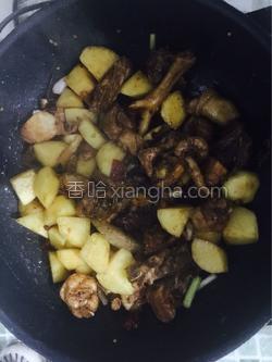 土豆烧鸡肉怎么做法才好吃 MjUwX2MxXzA
