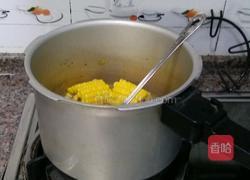 玉米排骨汤的做法图解1