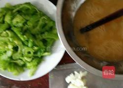 苦瓜炒鸡蛋的做法图解2