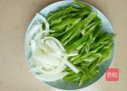辣椒炒肉的做法图解1
