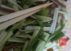 芹菜辣椒炒豆干的做法图解1
