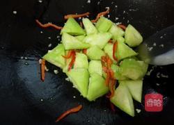 鲜鱿鱼炒丝瓜的做法图解5