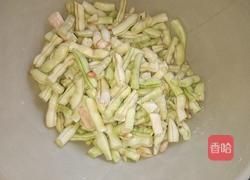 蒸老豆角的做法图解1