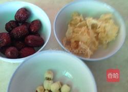 冰糖银耳红枣莲子汤的做法图解1