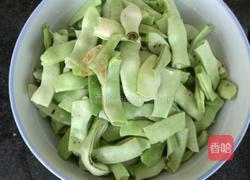 土豆炖豆角的做法图解1