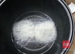 胡萝卜鸡蛋炒粉的做法图解1