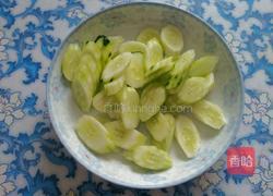 培根黄瓜烩大饼的做法图解1