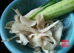 丝瓜平菇汤的做法图解1
