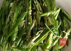 青椒炒茶豆的做法图解1