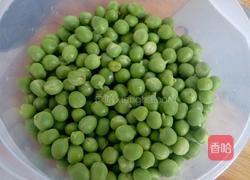 青豆鸡丁的做法图解1