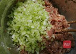 白菜青椒肉包子的做法图解8