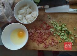 黄瓜火腿鸡蛋炒饭的做法图解1